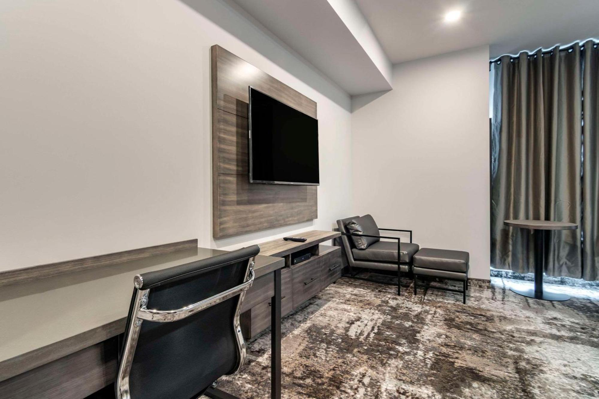 The Hue Hotel, Ascend Hotel Collection Камлупс Екстериор снимка