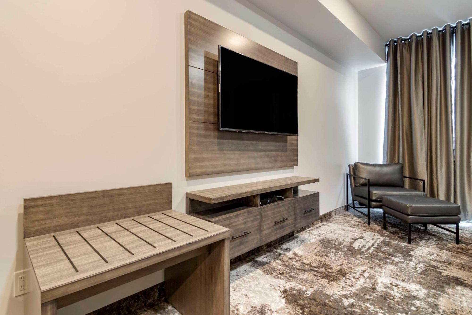 The Hue Hotel, Ascend Hotel Collection Камлупс Екстериор снимка