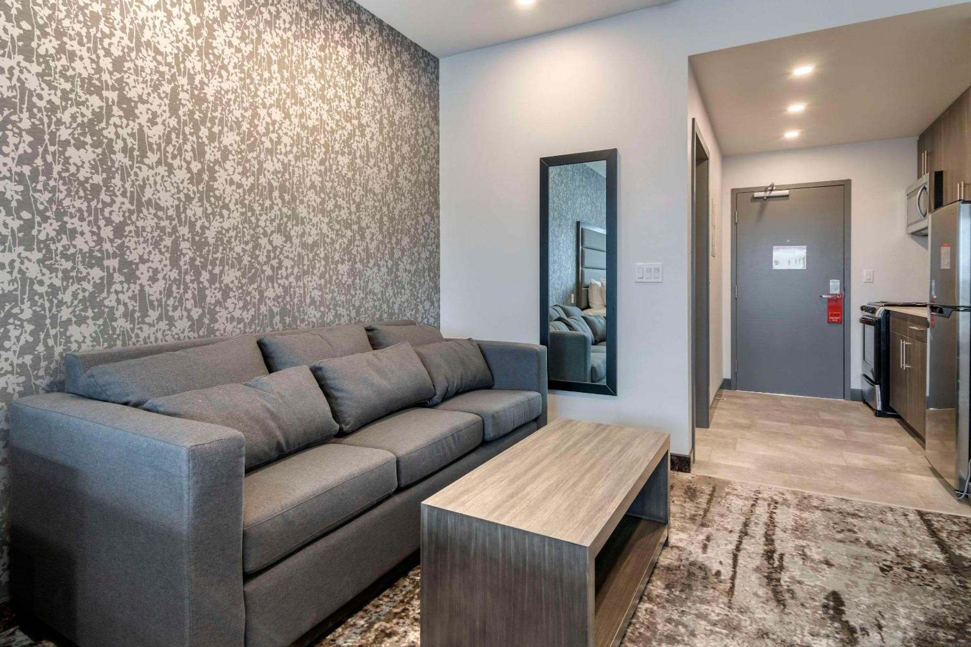 The Hue Hotel, Ascend Hotel Collection Камлупс Екстериор снимка