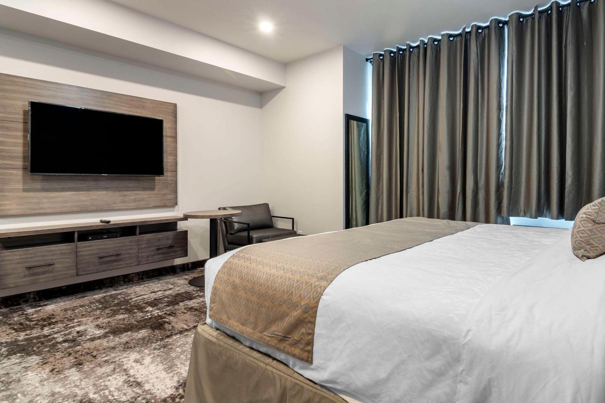 The Hue Hotel, Ascend Hotel Collection Камлупс Екстериор снимка