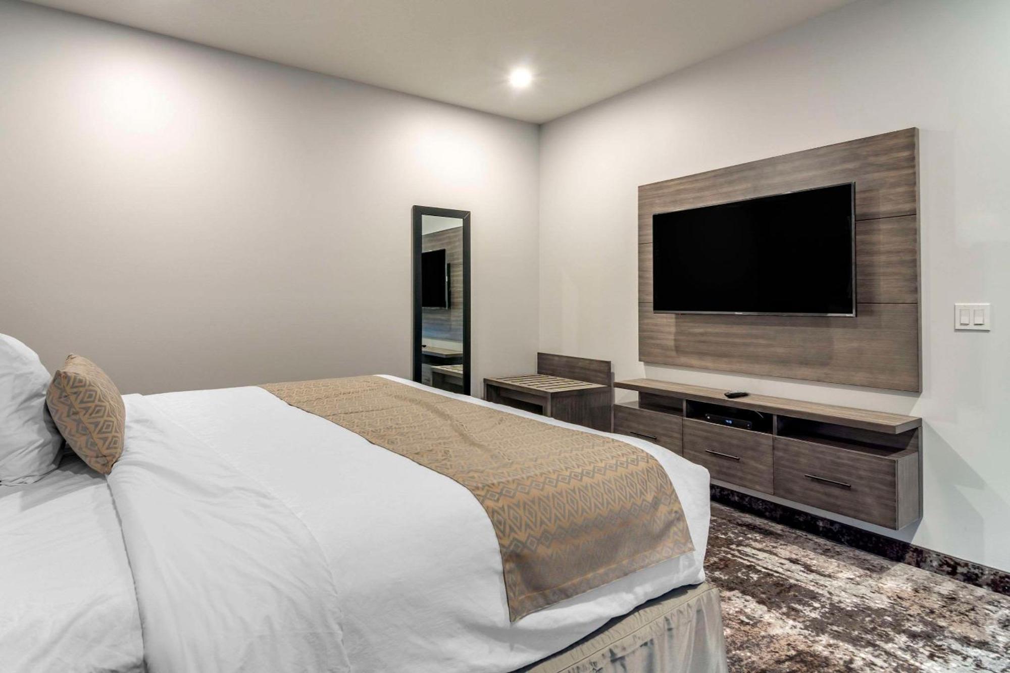 The Hue Hotel, Ascend Hotel Collection Камлупс Екстериор снимка