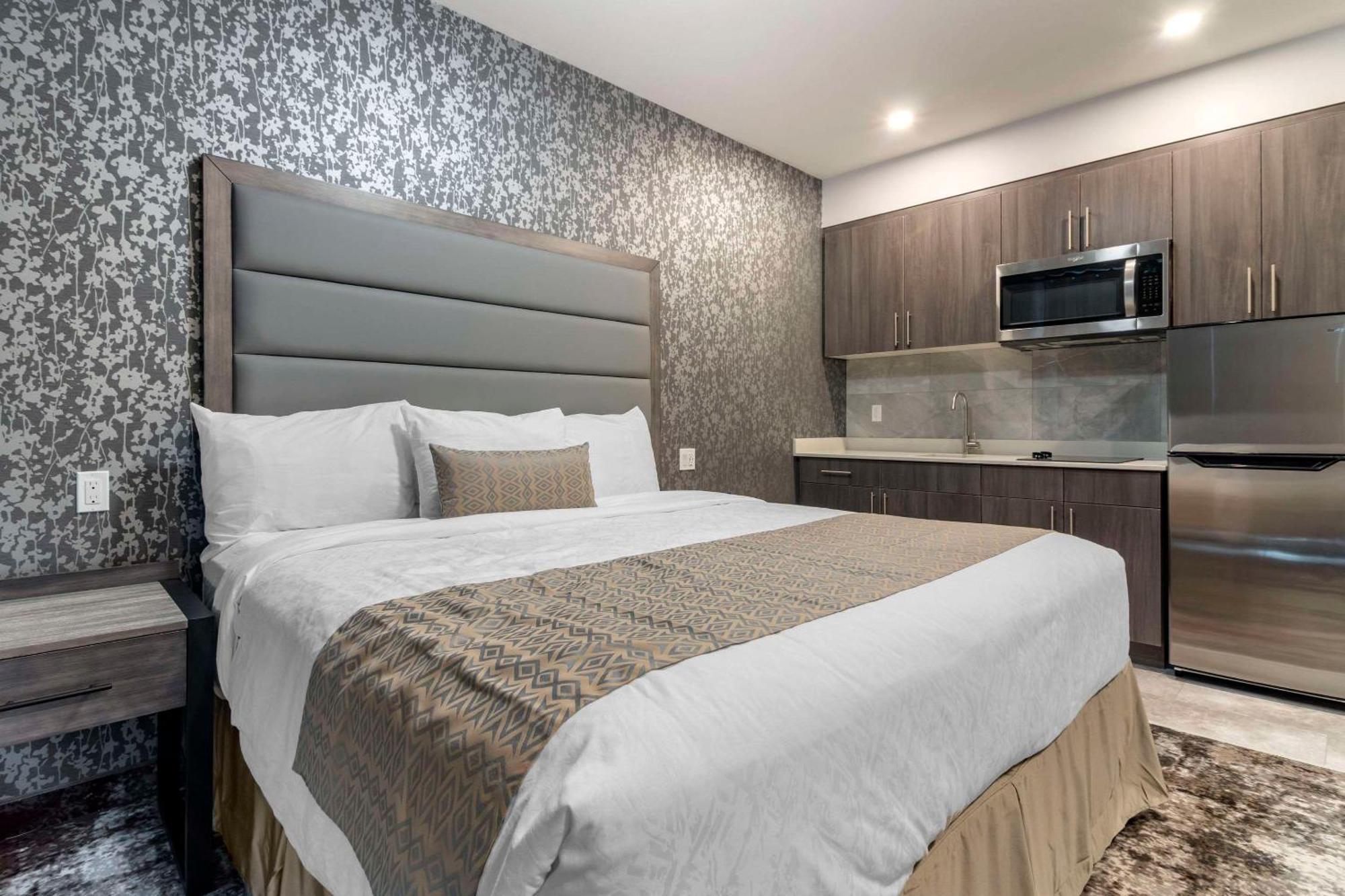 The Hue Hotel, Ascend Hotel Collection Камлупс Екстериор снимка