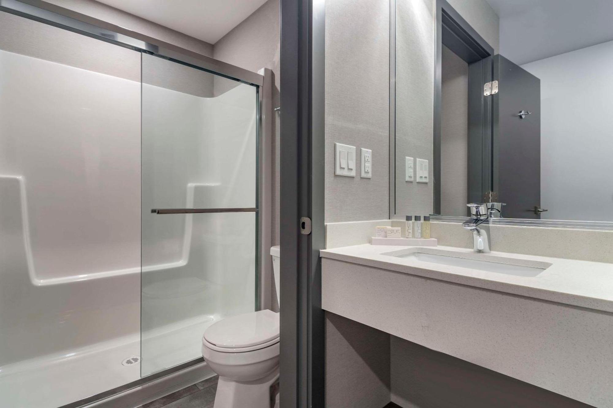 The Hue Hotel, Ascend Hotel Collection Камлупс Екстериор снимка