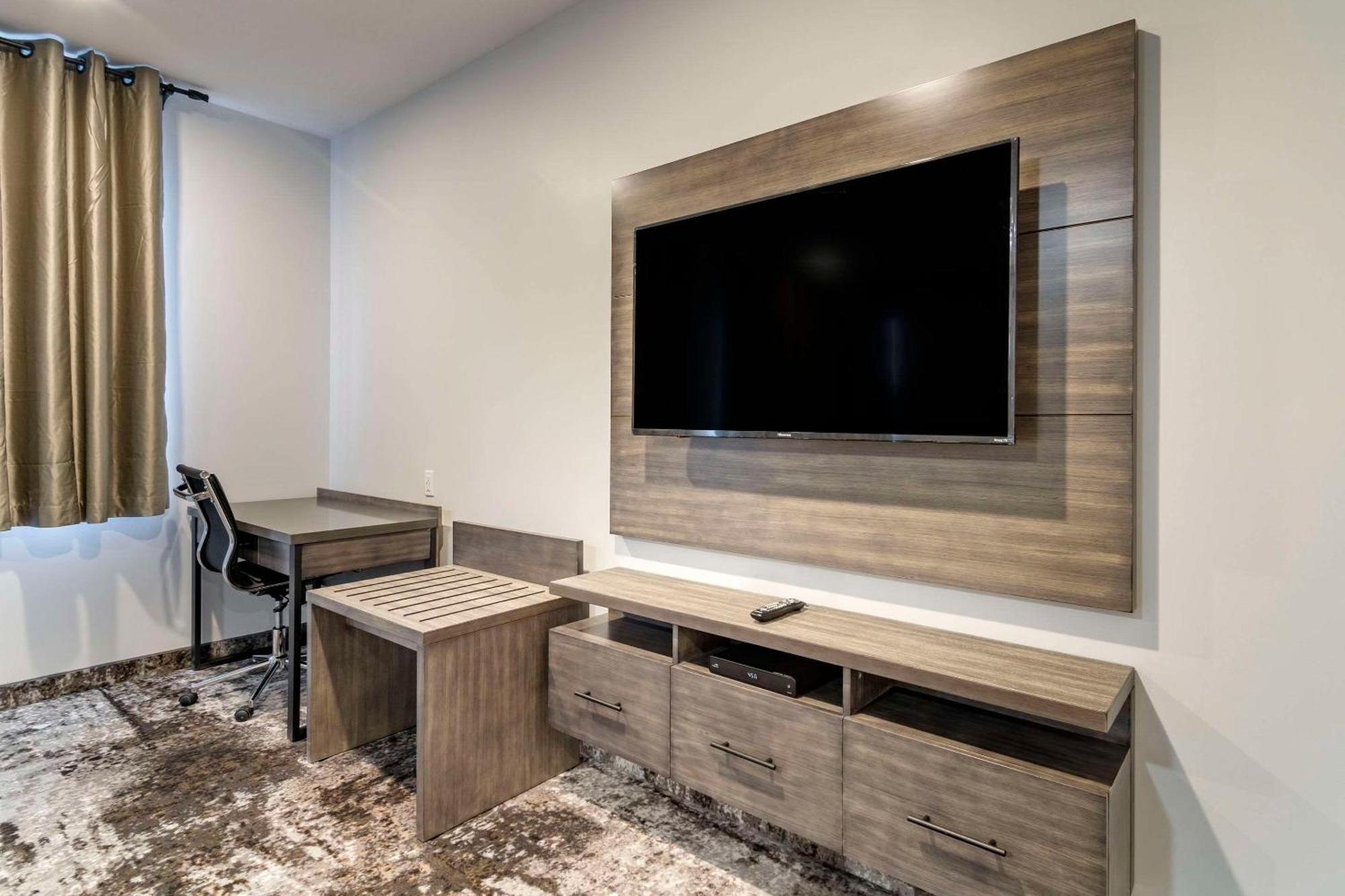 The Hue Hotel, Ascend Hotel Collection Камлупс Екстериор снимка