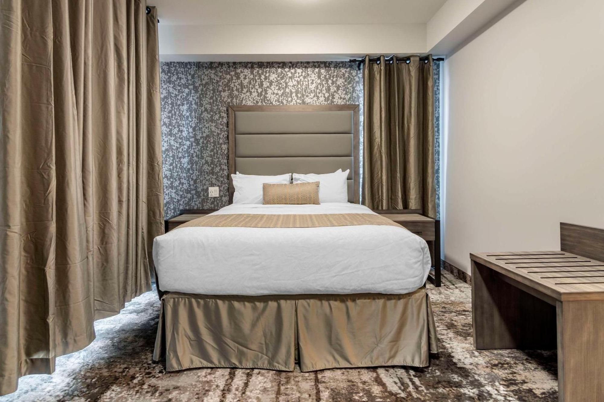 The Hue Hotel, Ascend Hotel Collection Камлупс Екстериор снимка