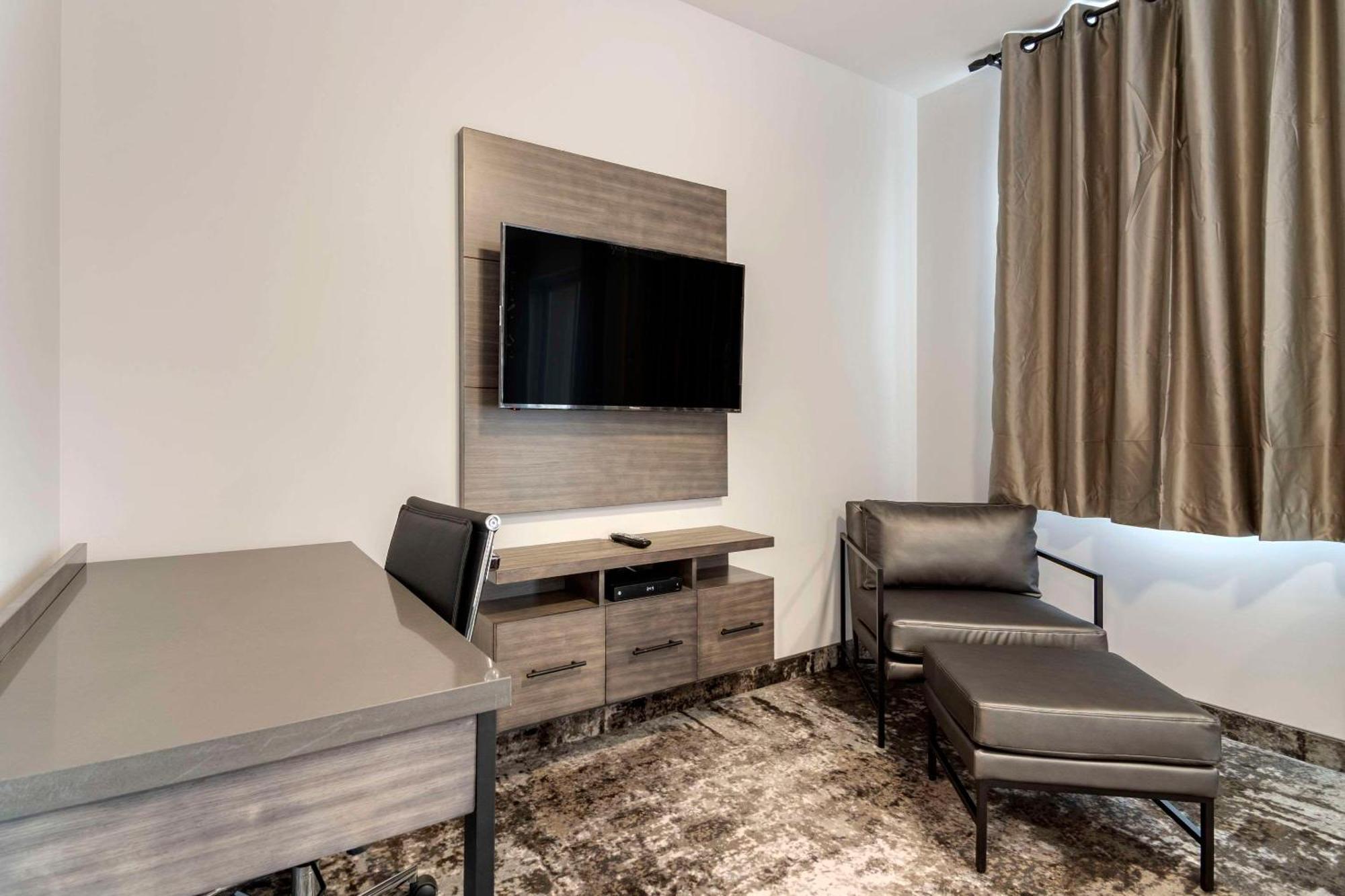 The Hue Hotel, Ascend Hotel Collection Камлупс Екстериор снимка